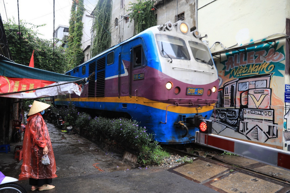 Đoàn tàu SE5 chính thức rời Ga Hà Nội đi Thành phố Hồ Chí Minh lúc 15 giờ 30 phút ngày 13/10. (Ảnh: Thành Đạt/TTXVN)