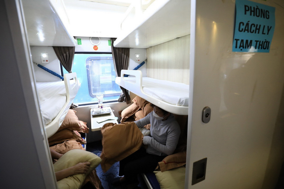 Để đảm bảo an toàn phòng chống dịch, trên tàu còn lập phòng cách ly tạm thời với những hành khách có biểu hiện ho sốt trên đường đi. (Ảnh: Thành Đạt/TTXVN)