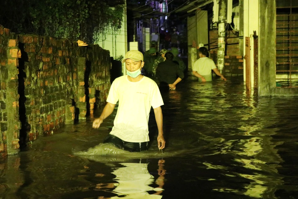 Triều cường gây ngập sâu khu phố Lê Duẩn ở thành phố Tuy Hòa (Phú Yên). (Ảnh: Phạm Cường/TTXVN)