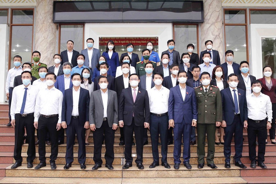 Chủ tịch Quốc hội Vương Đình Huệ chụp ảnh lưu niệm cùng cử tri quận Hải An (Hải Phòng). (Ảnh: Doãn Tấn/TTXVN)