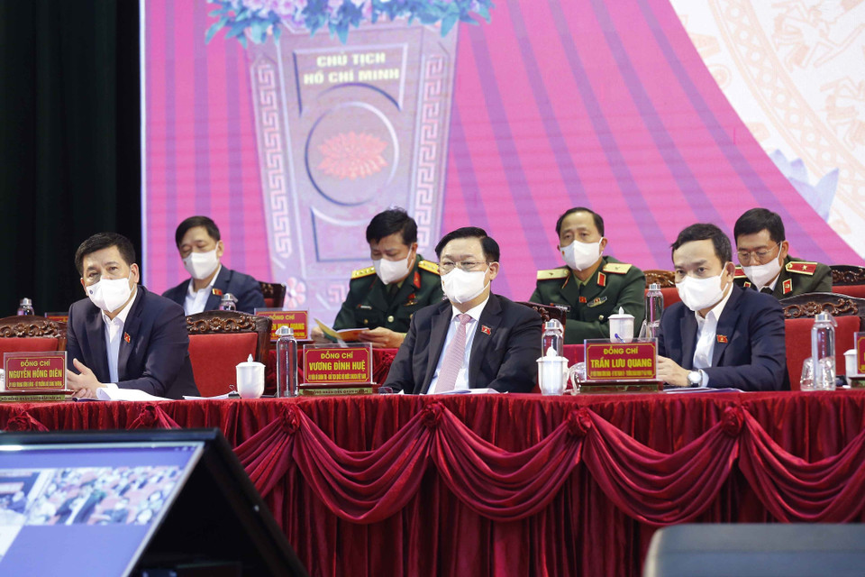 Chủ tịch Quốc hội Vương Đình Huệ và đại biểu Quốc hội tiếp xúc cử tri. (Ảnh: Doãn Tấn/TTXVN)