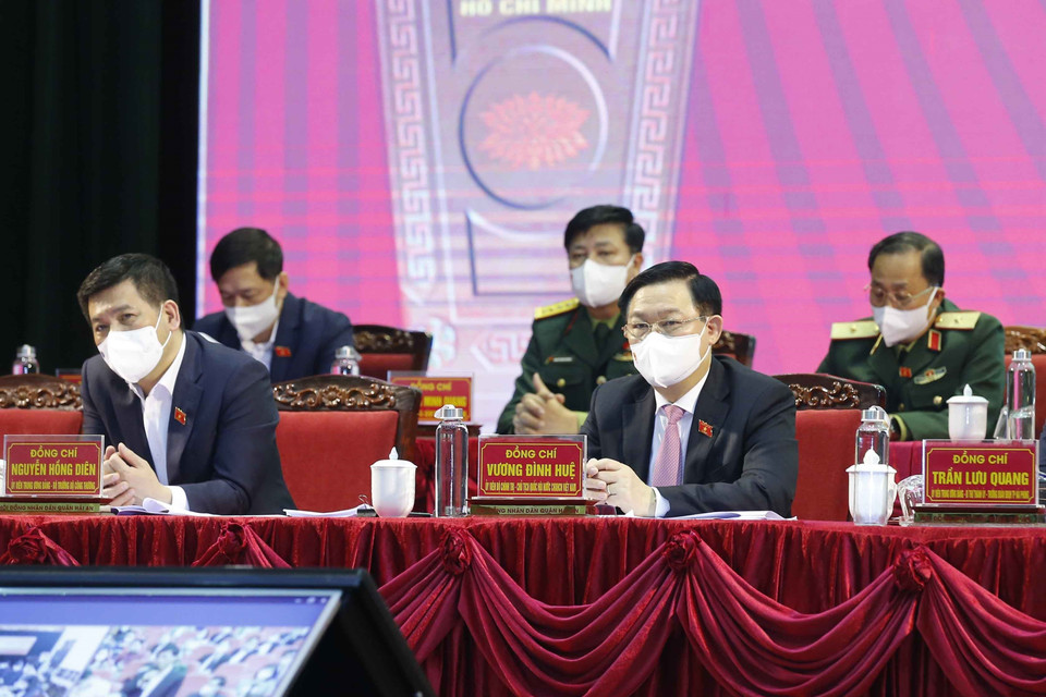 Chủ tịch Quốc hội Vương Đình Huệ và đại biểu Quốc hội lắng nghe ý kiến kiến nghị của cử tri. (Ảnh: Doãn Tấn/TTXVN)