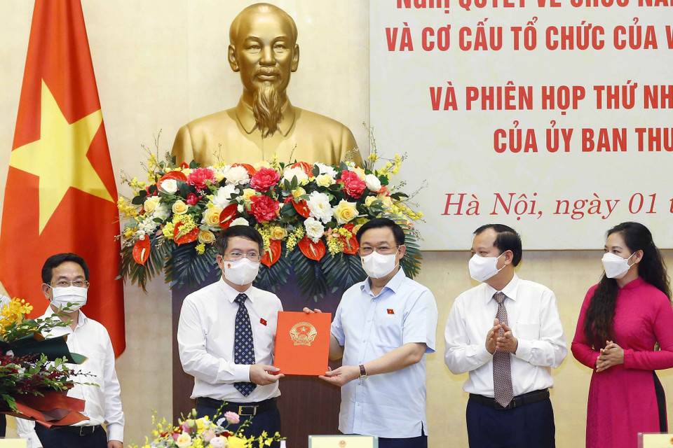 Chủ tịch Quốc hội Vương Đình Huệ trao nghị quyết cho Viện trưởng Viện Nghiên cứu lập pháp Nguyễn Văn Hiển. (Ảnh: Doãn Tấn/TTXVN)