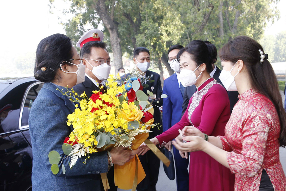 Chủ tịch Quốc hội Vương Đình Huệ và Phu nhân đón Chủ tịch Quốc hội nước Cộng hòa Dân chủ Nhân dân Lào Xaysomphone Phomvihane và Phu nhân. (Ảnh: Doãn Tấn/TTXVN)