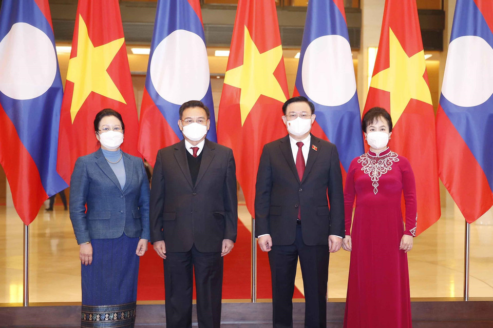 Chủ tịch Quốc hội Vương Đình Huệ và Phu nhân chụp ảnh chung với Chủ tịch Quốc hội Lào Xaysomphone Phomvihane và Phu nhân tại lễ đón. (Ảnh: Doãn Tấn/TTXVN)