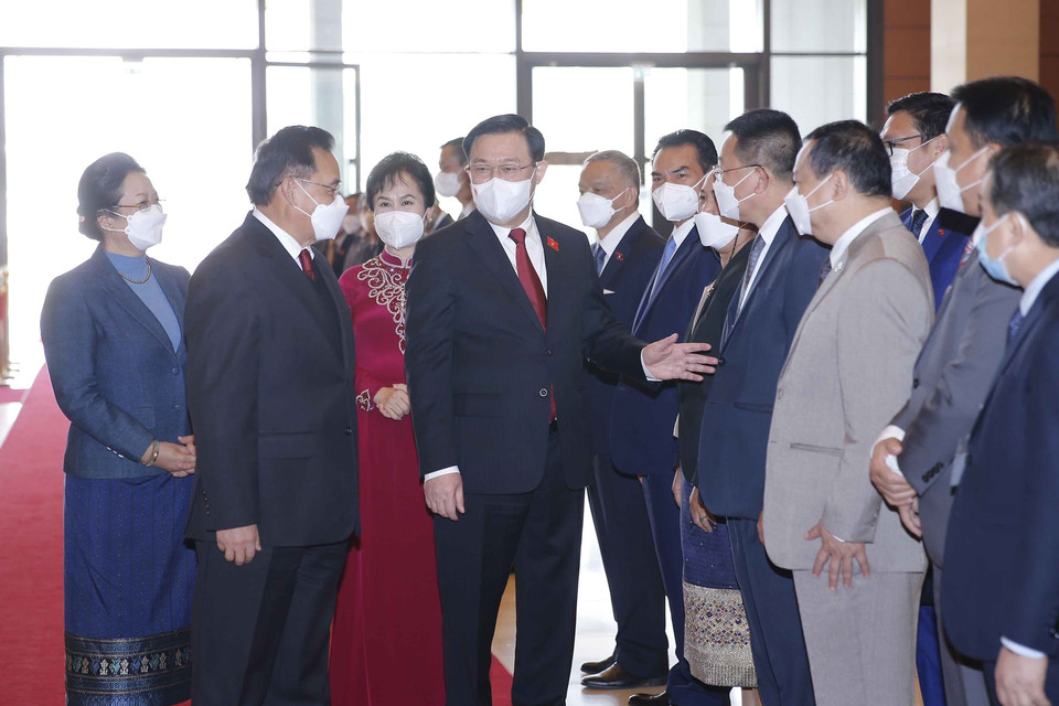 Chủ tịch Quốc hội Vương Đình Huệ và Chủ tịch Quốc hội Lào Xaysomphone Phomvihane, cùng các thành viên Quốc hội hai nước. (Ảnh: Doãn Tấn/TTXVN)