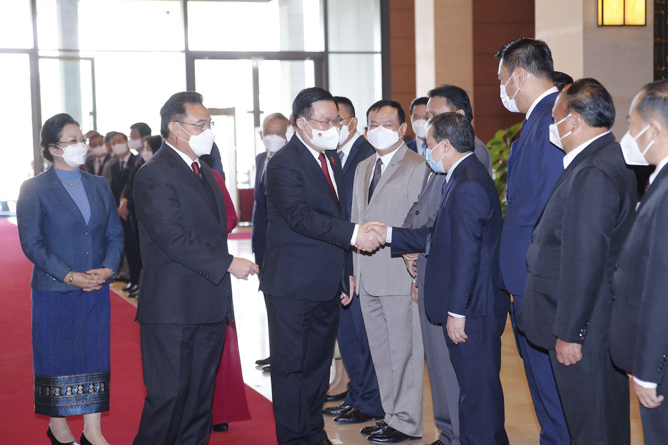 Chủ tịch Quốc hội Vương Đình Huệ với các thành viên Đoàn đại biểu cấp cao Quốc hội nước Cộng hòa Dân chủ Nhân dân Lào. (Ảnh: Doãn Tấn/TTXVN)