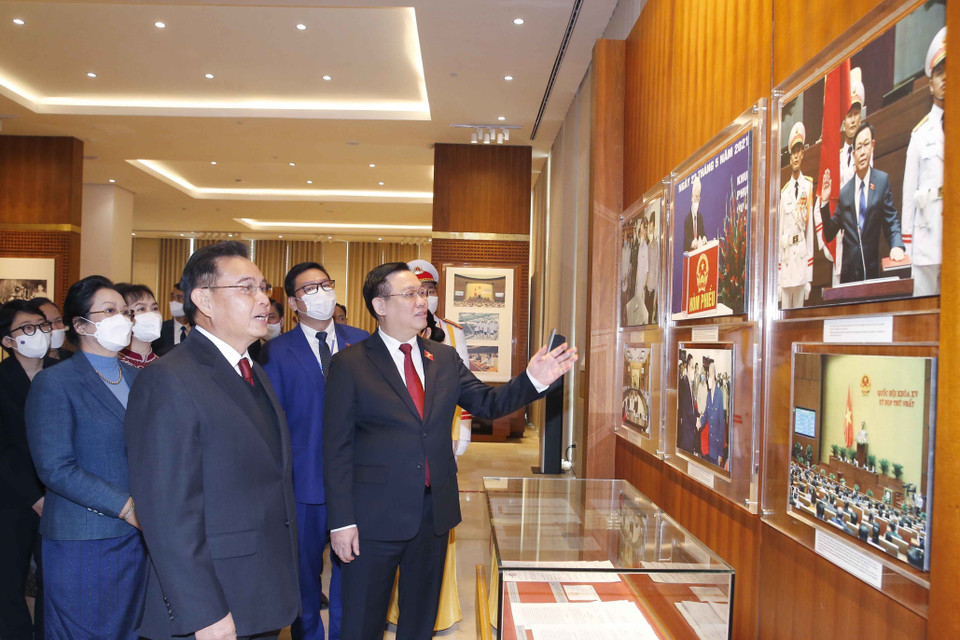 Chủ tịch Quốc hội Lào Xaysomphone Phomvihane và Phu nhân thăm Phòng truyền thống của Quốc hội Việt Nam. (Ảnh: Doãn Tấn/TTXVN)