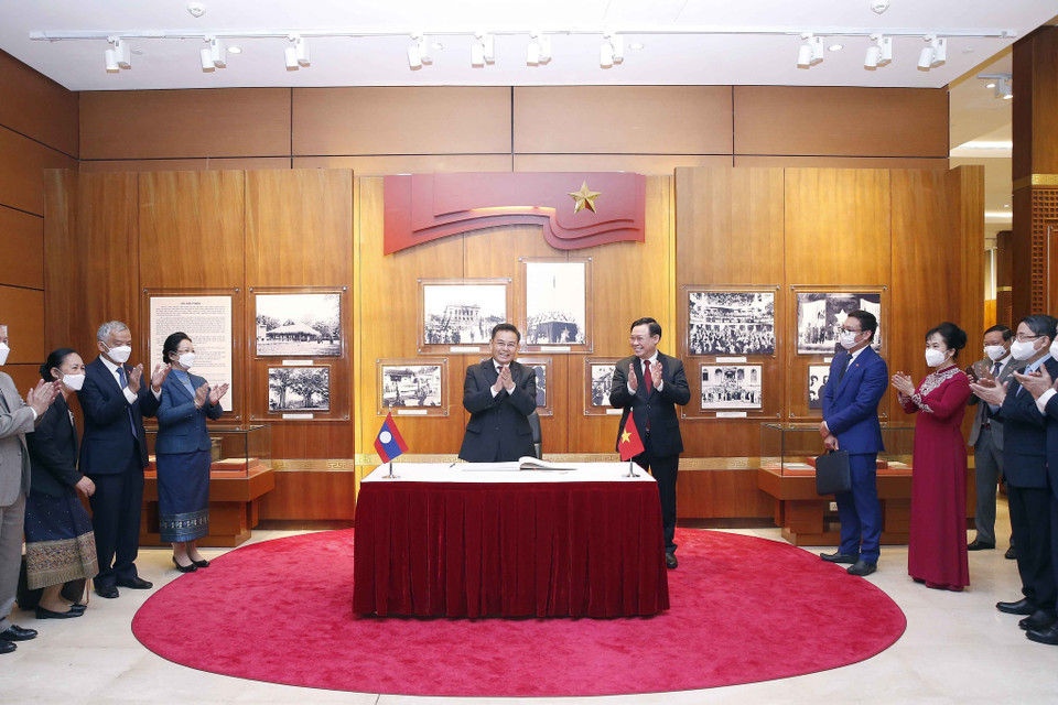 Chủ tịch Quốc hội Lào Xaysomphone Phomvihane và Phu nhân thăm Phòng truyền thống của Quốc hội Việt Nam. (Ảnh: Doãn Tấn/TTXVN)