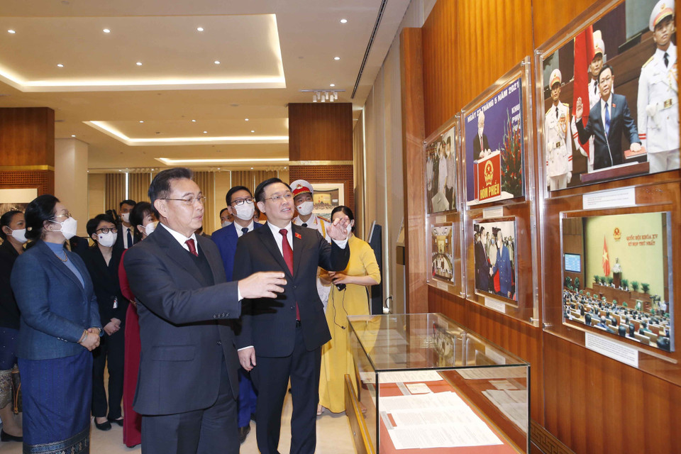 Chủ tịch Quốc hội Lào Xaysomphone Phomvihane và Phu nhân thăm Phòng truyền thống của Quốc hội Việt Nam. (Ảnh: Doãn Tấn/TTXVN)