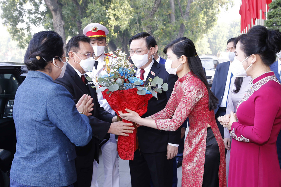 Chủ tịch Quốc hội Vương Đình Huệ và Phu nhân đón Chủ tịch Quốc hội nước Cộng hòa Dân chủ Nhân dân Lào Xaysomphone Phomvihane và Phu nhân. (Ảnh: Doãn Tấn/TTXVN)