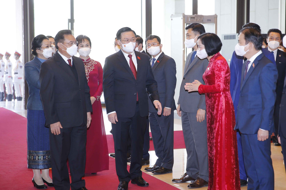 Chủ tịch Quốc hội Vương Đình Huệ cùng Phu nhân, và Chủ tịch Quốc hội Lào Xaysomphone Phomvihane cùng Phu nhân tại lễ đón. (Ảnh: Doãn Tấn/TTXVN)