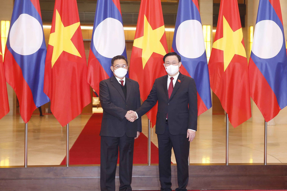 Chủ tịch Quốc hội Vương Đình Huệ đón Chủ tịch Quốc hội Lào Xaysomphone Phomvihane. (Ảnh: Doãn Tấn/TTXVN)