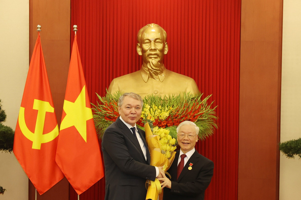 Tổng Bí thư Nguyễn Phú Trọng tặng hoa ông Leonid Kalashnikov, Phó Chủ tịch Đảng Cộng sản Liên bang Nga, Chủ nhiệm Ủy ban các vấn đề về khối cộng đồng các quốc gia độc lập, Liên kết Á-Âu và Kiều bào, Chủ tịch Nhóm nghị sỹ hữu nghị Nga-Việt tại Duma Quốc gia Nga. (Ảnh: Trí Dũng/TTXVN)