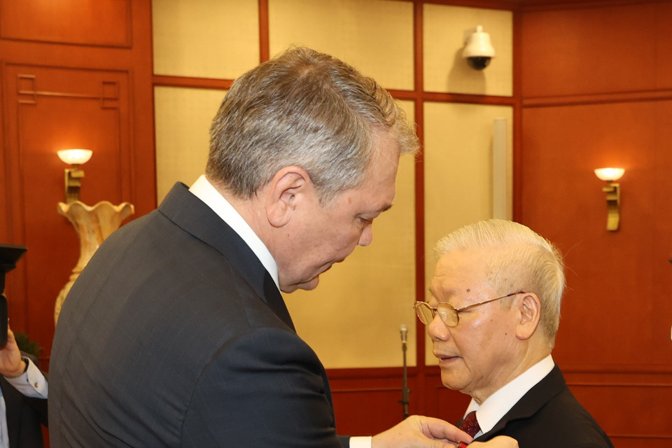 Thay mặt Ban Chấp hành Trung ương Đảng Cộng sản Liên bang Nga, ông Leonid Kalashnikov, Phó Chủ tịch Đảng Cộng sản Liên bang Nga, Chủ nhiệm Ủy ban các vấn đề về khối cộng đồng các quốc gia độc lập, Liên kết Á-Âu và Kiều bào, Chủ tịch Nhóm nghị sỹ hữu nghị Nga-Việt tại Duma Quốc gia Nga trao tặng Tổng Bí thư Nguyễn Phú Trọng Giải thưởng Lenin. (Ảnh: Trí Dũng/TTXVN)