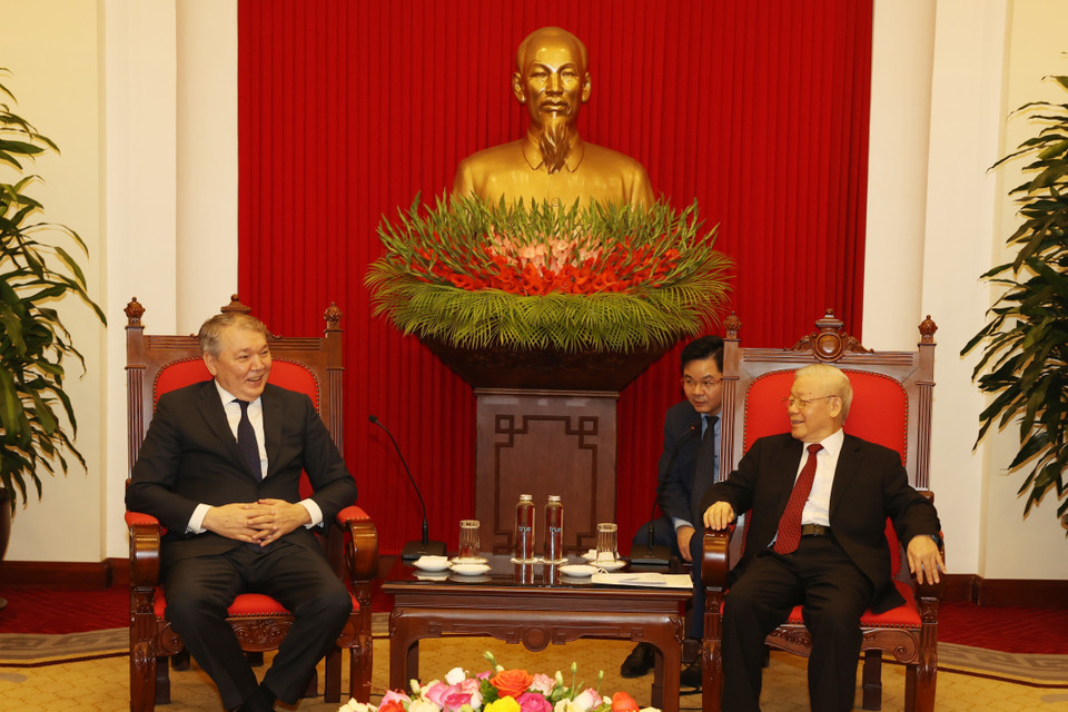 Ông Leonid Kalashnikov công bố Nghị quyết của Ban Chấp hành Trung ương Đảng Cộng sản Liên bang Nga trao tặng Tổng Bí thư Nguyễn Phú Trọng Giải thưởng Lenin. (Ảnh: Trí Dũng/TTXVN)