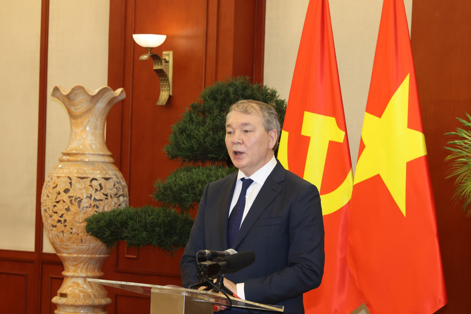 Ông Leonid Kalashnikov, Phó Chủ tịch Đảng Cộng sản Liên bang Nga, Chủ nhiệm Ủy ban các vấn đề về khối cộng đồng các quốc gia độc lập, Liên kết Á-Âu và Kiều bào, Chủ tịch Nhóm nghị sỹ hữu nghị Nga-Việt tại Duma Quốc gia Nga công bố Nghị quyết của Ban Chấp hành Trung ương Đảng Cộng sản Liên bang Nga trao tặng Tổng Bí thư Nguyễn Phú Trọng Giải thưởng Lenin. (Ảnh: Trí Dũng/TTXVN)