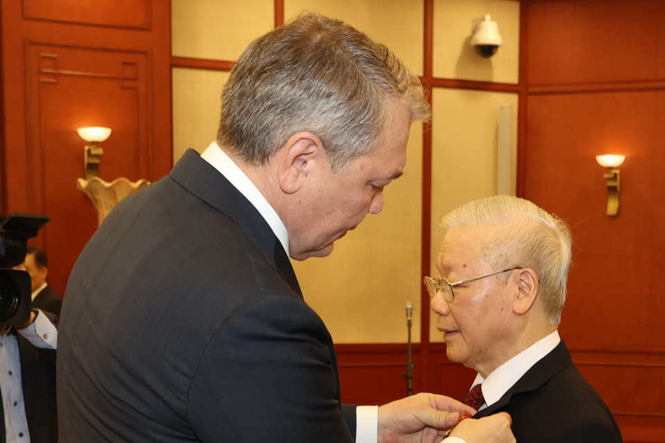 Thay mặt Ban Chấp hành Trung ương Đảng Cộng sản Liên bang Nga, ông Leonid Kalashnikov, Phó Chủ tịch Đảng Cộng sản Liên bang Nga, Chủ nhiệm Ủy ban các vấn đề về khối cộng đồng các quốc gia độc lập, Liên kết Á-Âu và Kiều bào, Chủ tịch Nhóm nghị sỹ hữu nghị Nga-Việt tại Duma Quốc gia Nga trao tặng Tổng Bí thư Nguyễn Phú Trọng Giải thưởng Lenin. (Ảnh: Trí Dũng/TTXVN)