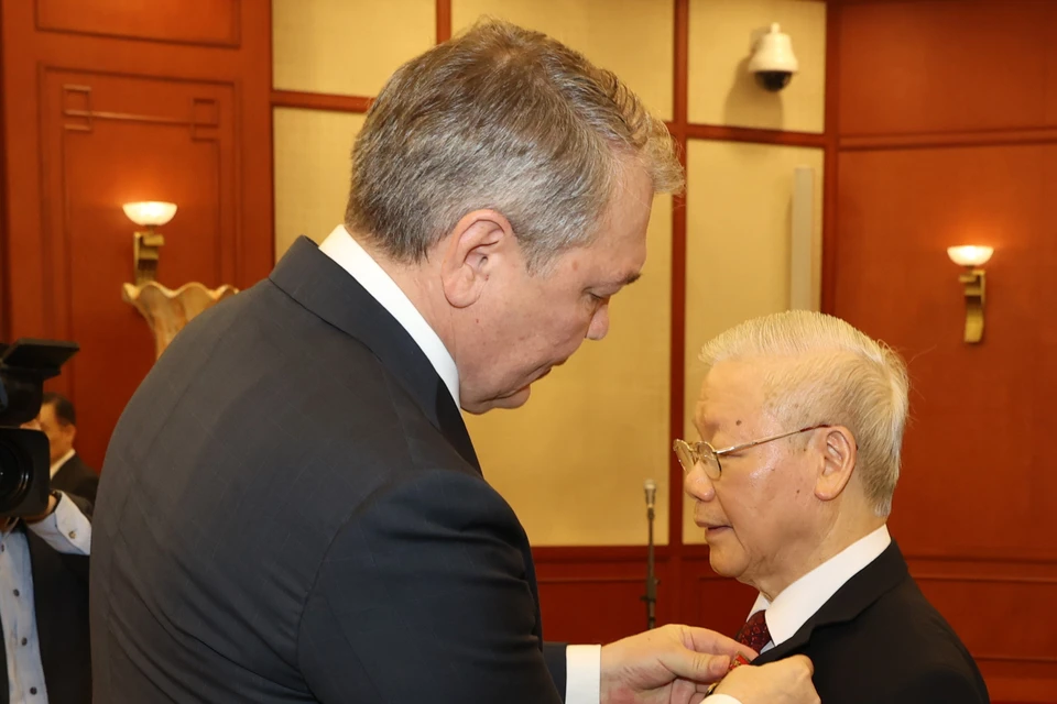 Thay mặt Ban Chấp hành Trung ương Đảng Cộng sản Liên bang Nga, ông Leonid Kalashnikov, Phó Chủ tịch Đảng Cộng sản Liên bang Nga, Chủ nhiệm Ủy ban các vấn đề về khối cộng đồng các quốc gia độc lập, Liên kết Á-Âu và Kiều bào, Chủ tịch Nhóm nghị sỹ hữu nghị Nga-Việt tại Duma Quốc gia Nga trao tặng Tổng Bí thư Nguyễn Phú Trọng Giải thưởng Lenin. (Ảnh: Trí Dũng/TTXVN)