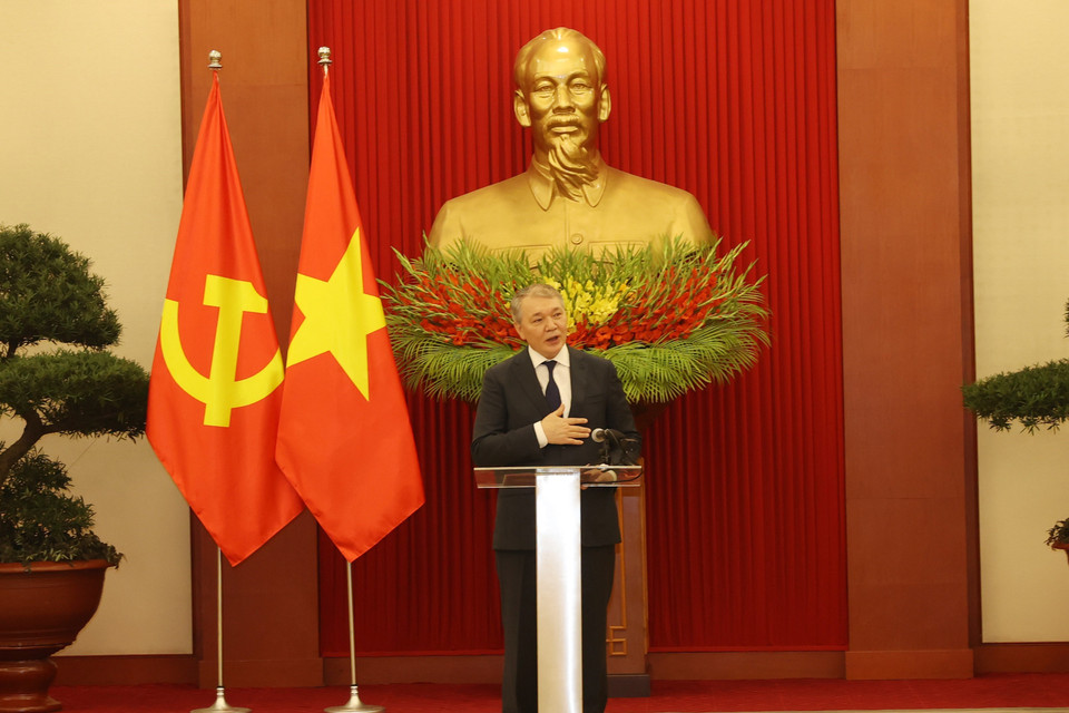 Ông Leonid Kalashnikov, Phó Chủ tịch Đảng Cộng sản Liên bang Nga, Chủ nhiệm Ủy ban các vấn đề về khối cộng đồng các quốc gia độc lập, Liên kết Á-Âu và Kiều bào, Chủ tịch Nhóm nghị sỹ hữu nghị Nga-Việt tại Duma Quốc gia Nga công bố Nghị quyết của Ban Chấp hành Trung ương Đảng Cộng sản Liên bang Nga trao tặng Tổng Bí thư Nguyễn Phú Trọng Giải thưởng Lenin. (Ảnh: Trí Dũng/TTXVN)