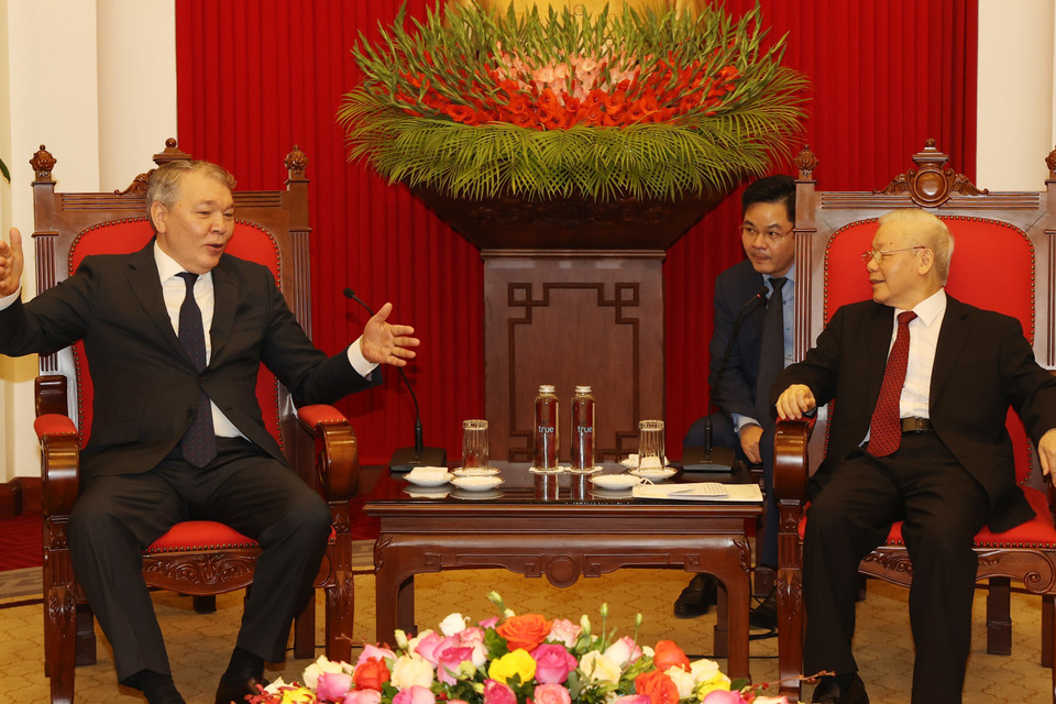 Tổng Bí thư Nguyễn Phú Trọng tiếp ông Leonid Kalashnikov, Phó Chủ tịch Đảng Cộng sản Liên bang Nga, Chủ nhiệm Ủy ban các vấn đề về khối cộng đồng các quốc gia độc lập, Liên kết Á-Âu và Kiều bào, Chủ tịch Nhóm nghị sỹ hữu nghị Nga-Việt tại Duma Quốc gia Nga. (Ảnh: Trí Dũng/TTXVN)