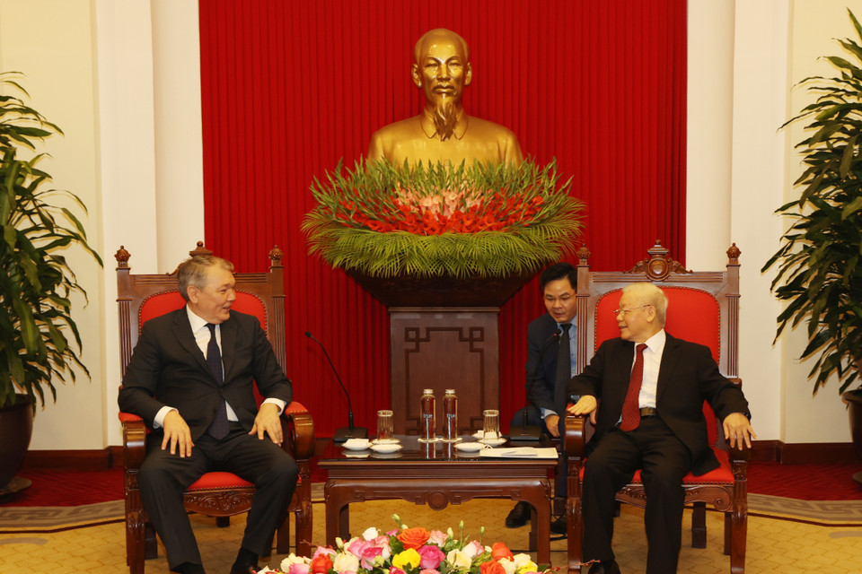 Chiều 15/12, tại Trụ sở Trung ương Đảng, Tổng Bí thư Nguyễn Phú Trọng tiếp ông Leonid Kalashnikov, Phó Chủ tịch Đảng Cộng sản Liên bang Nga, Chủ nhiệm Ủy ban các vấn đề về khối cộng đồng các quốc gia độc lập, Liên kết Á-Âu và Kiều bào, Chủ tịch Nhóm nghị sỹ hữu nghị Nga-Việt tại Duma Quốc gia Nga. (Ảnh: Trí Dũng/TTXVN)