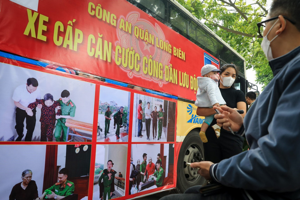 Các công đoạn làm thủ tục thu nhận hồ sơ, cấp căn cước công dân được làm ngay trên xe buýt thay cho việc người dân phải xếp hàng đến làm thủ tục tại phòng hành chính là nét mới rất sáng tạo vừa giúp người dân đỡ vất vả vừa đảm bảo công tác phòng chống dịch. (Ảnh: Thành Đạt/TTXVN)