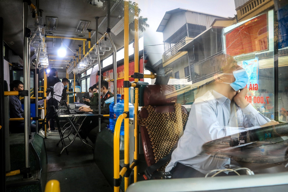 Đối với các nhóm công dân hoặc trường hợp đơn lẻ, có thể nghiên cứu phương án bố trí phương tiện gom công dân tập trung về một điểm hoặc đến tận nhà công dân để tiến hành thu nhận hồ sơ cấp căn cước công dân. (Ảnh: Thành Đạt/TTXVN)