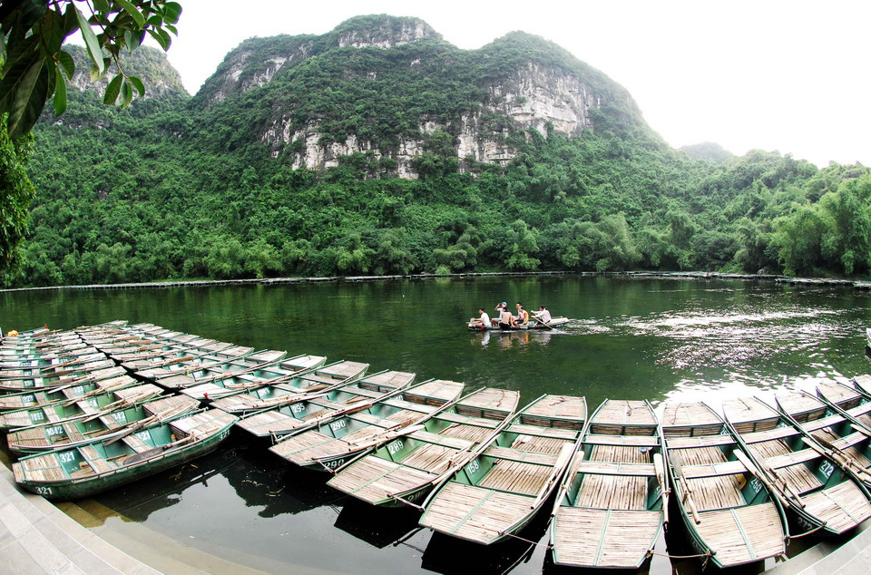 Vẻ đẹp sơn thủy hữu tình tại bến đò Tràng An. (Ảnh: TTXVN)