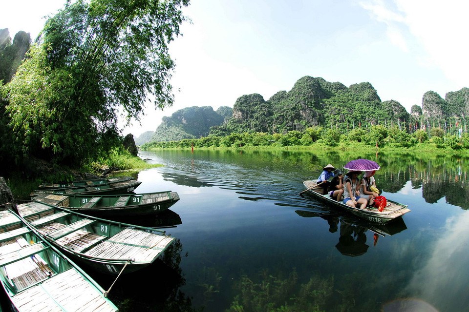 Vẻ đẹp sơn thủy hữu tình tại bến đò Tràng An. (Ảnh: TTXVN)