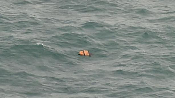 Vật thể trôi nổi nghi là của máy bay QZ8501 mất tích. (Nguồn: AFP)