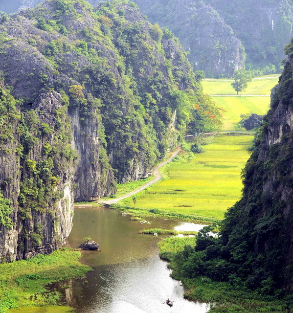 Cảnh sắc thiên nhiên tuyệt đẹp tại quần thể danh thắng Tràng An. (Ảnh: TTXVN)