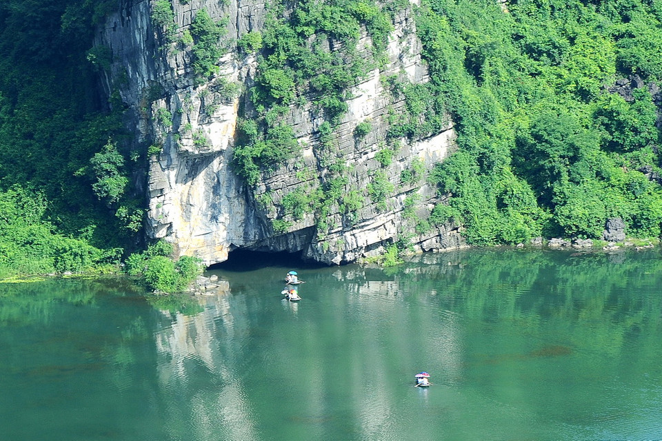 Cảnh quan thiên nhiên tuyệt đẹp của núi non, hang động và sông nước. (Ảnh: TTXVN)