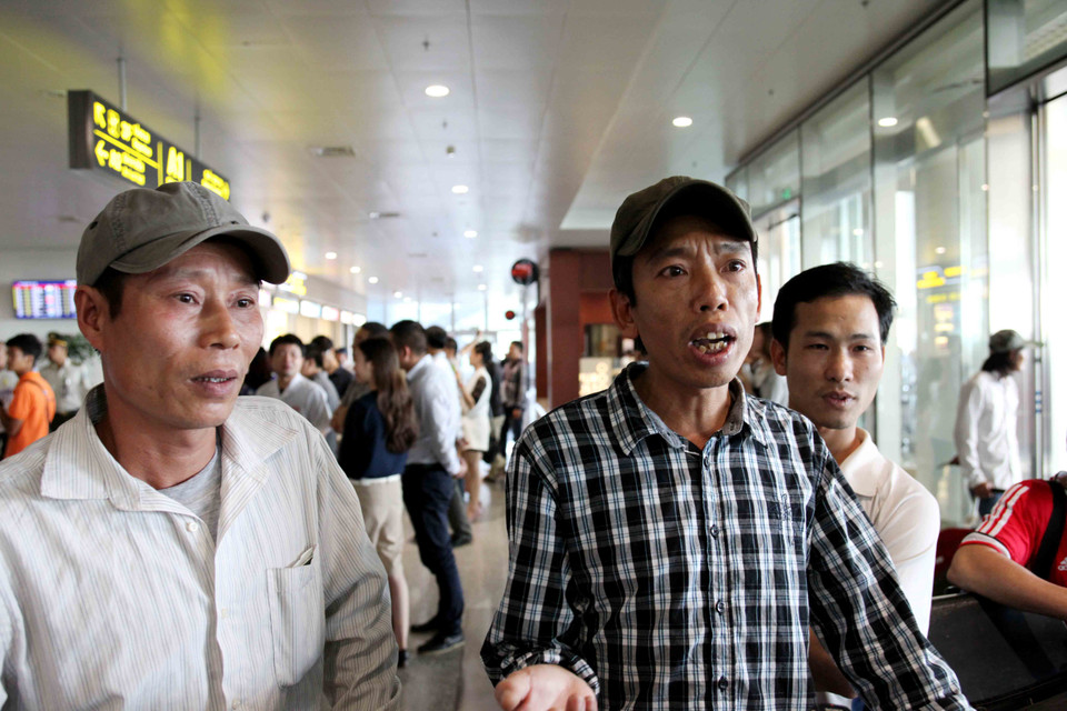 Anh Trần Xuân Thắng (quê huyện Hoằng Hóa, Thanh Hóa) kể về những khó khăn khi bị bỏ đói, trả lương thấp. (Ảnh: Doãn Đức/Vietnam+)