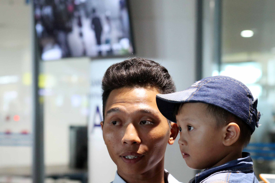 Người nhà lao động ra chờ đón ở sân bay Nội Bài. (Ảnh: Doãn Đức/Vietnam+)