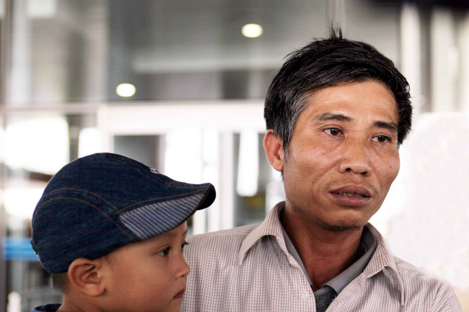 Phút đoàn tụ với người thân của anh Nguyễn Ngọc Trì (quê xã Hương Ngải, huyện Thạch Thất, Hà Nội). (Ảnh: Doãn Đức/Vietnam+)