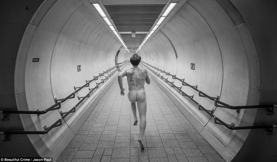 Shieff chạy qua các đường hầm, leo trèo trên những cây cầu trong trạng thái khỏa thân nhằm thực hiện bộ ảnh vào tháng 11 năm ngoái. (Nguồn: Beautiful Crime/Jason Paul)