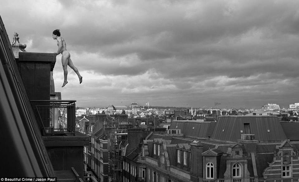 Nhà vô địch chạy tự do thế giới Tim Shieff đã thực hiện bộ ảnh khỏa thân khi đang leo trèo trên các tòa nhà ở London. (Nguồn: Beautiful Crime/Jason Paul) 
