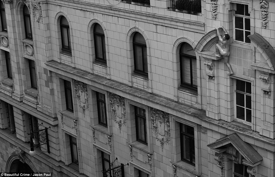 Dù một số tòa nhà không cho phép Shieff leo trèo, nhưng Shieff và Paul vẫn bất chấp, khiến các nhân viên bảo vệ tức giận nhưng lại gây hứng thú cho nhiều người qua đường. (Nguồn: Beautiful Crime/Jason Paul)