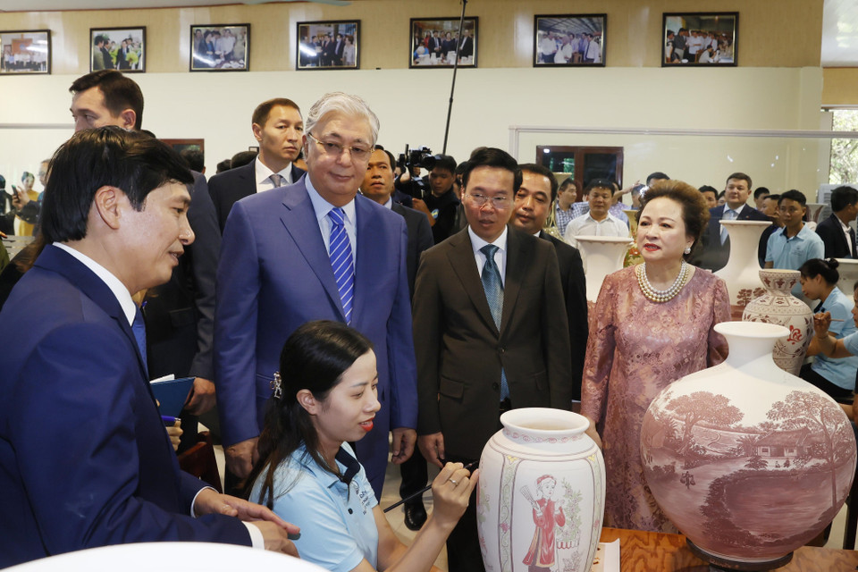 Chủ tịch nước Võ Văn Thưởng và Tổng thống Kazakhstan Kassym-Jomart Tokayev xem nghệ nhân hoàn thiện Chu Đậu. (Ảnh: Thống Nhất/TTXVN)