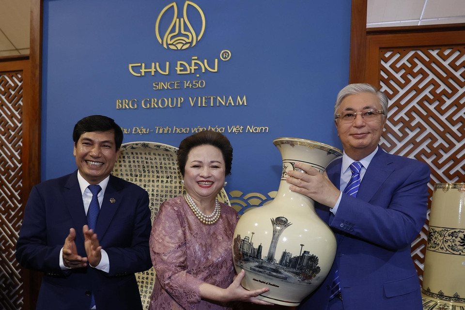 Đại diện Công ty Gốm Chu Đậu tặng quà lưu niệm cho Tổng thống Cộng hòa Kazakhstan Kassym-Jomart. (Ảnh: Thống Nhất/TTXVN)