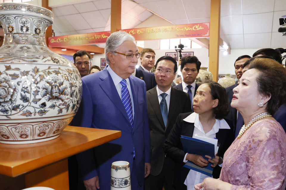 Chủ tịch nước Võ Văn Thưởng và Tổng thống Kazakhstan Kassym-Jomart Tokayev nghe giới thiệu về gốm Chu Đậu. (Ảnh: Thống Nhất/TTXVN)
