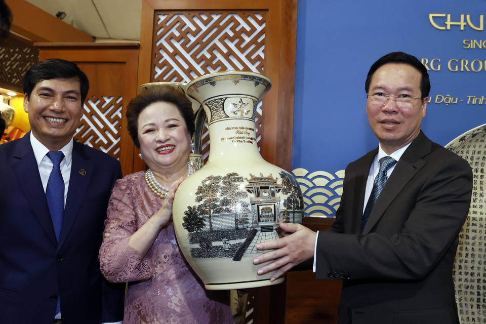 Đại diện Công ty Gốm Chu Đậu tặng quà lưu niệm cho Chủ tịch nước Võ Văn Thưởng. (Ảnh: Thống Nhất/TTXVN)