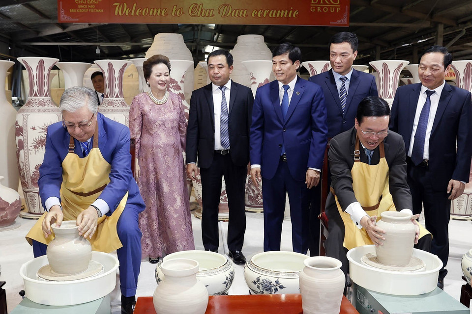 Chủ tịch nước Võ Văn Thưởng và Tổng thống Kazakhstan Kassym-Jomart Tokayev trải nghiệm quá trình làm gốm. (Ảnh: Thống Nhất/TTXVN)