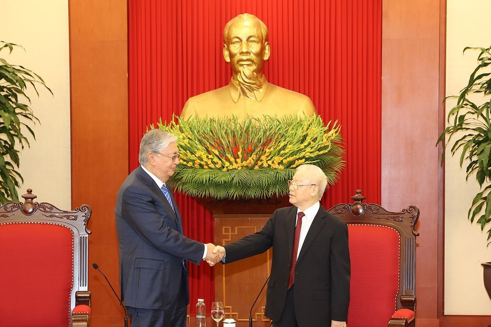 Nhận lời mời của Chủ tịch nước Võ Văn Thưởng, Tổng thống Cộng hòa Kazakhstan Kassym-Jomart Tokayev đã tới Hà Nội, bắt đầu chuyến thăm chính thức Việt Nam từ ngày 20-22/8. (Ảnh: Trí Dũng/TTXVN)