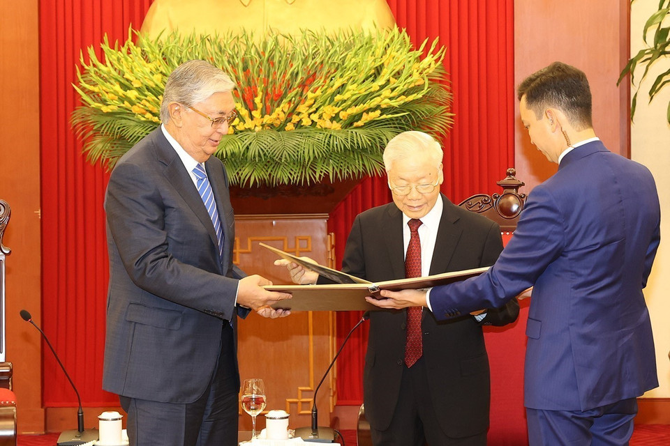 Tổng thống Kazakhstan Kassym-Jomart Tokayev trao tặng Tổng Bí thư Nguyễn Phú Trọng quyển Album ảnh tư liệu về Chủ tịch Hồ Chí Minh thăm Kazakhstan năm 1959. (Ảnh: Trí Dũng/TTXVN)