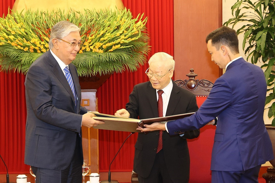 Tổng thống Kazakhstan Kassym-Jomart Tokayev trao tặng Tổng Bí thư Nguyễn Phú Trọng quyển Album ảnh tư liệu về Chủ tịch Hồ Chí Minh thăm Kazakhstan năm 1959. (Ảnh: Trí Dũng/TTXVN)