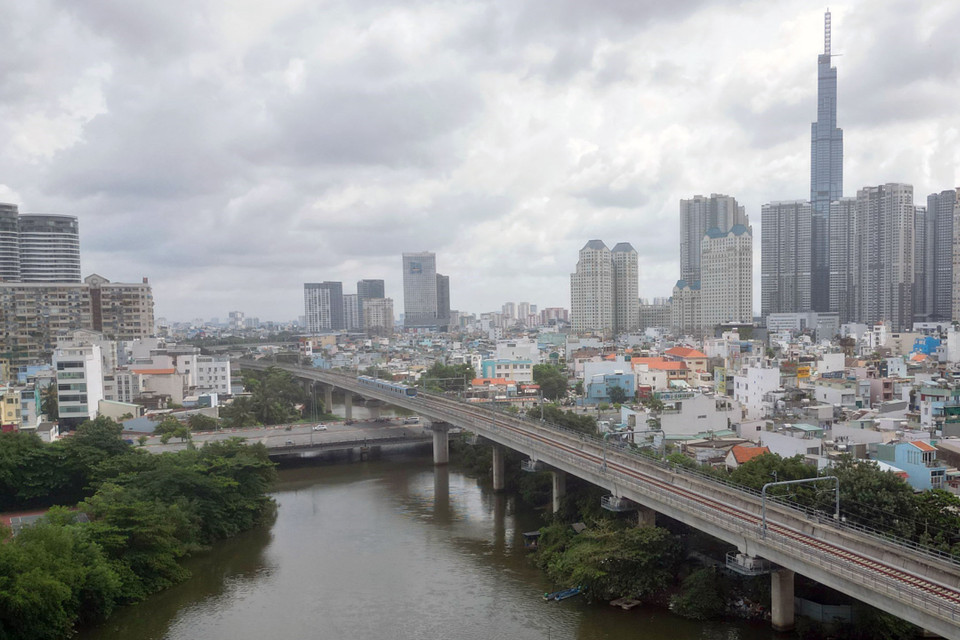 Đoàn tàu đầu tiên của tuyến Metro số 1 (Bến Thành-Suối Tiên) chạy thử nghiệm trên toàn tuyến - đoạn gần Nhà ga ngầm Ba Son, Thành phố Hồ Chí Minh. (Ảnh: Thanh Vũ/TTXVN)
