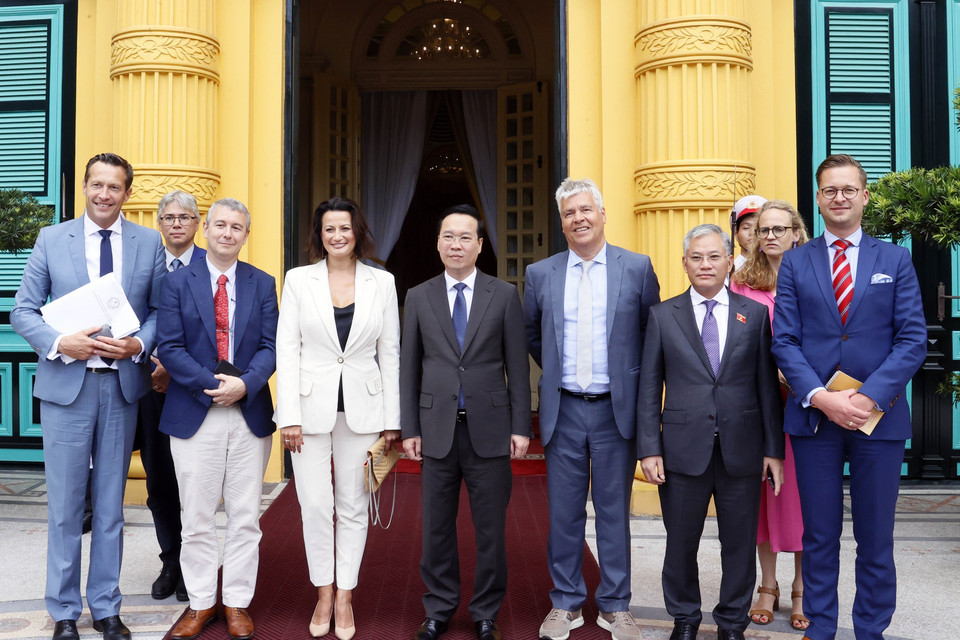 Chủ tịch nước Võ Văn Thưởng và Chủ tịch Thượng viện Bỉ Stephanie D’Hose chụp ảnh chung với các đại biểu. (Ảnh: Thống Nhất/TTXVN)