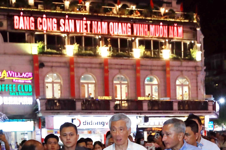 Thủ tướng Cộng hòa Singapore Lý Hiển Long tham quan tại Quảng trường Đông Kinh Nghĩa Thục. (Ảnh: An Đăng/TTXVN)